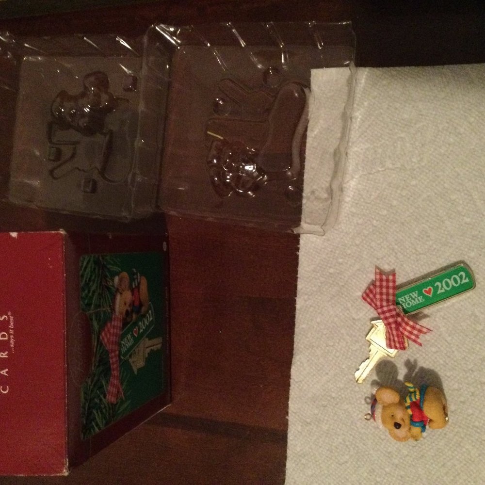 Carlton Cards Heirloom collection 2002 New home Christmas decor bear housekey